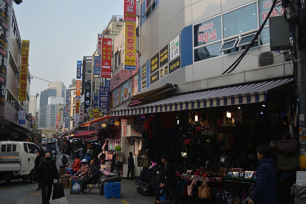 SHOPPING+CENTRAL+Market-lined+streets+stretch+for+blocks+in+several+districts+in+Seoul.+Shops+sell+everything+from+fresh+produce+to+jewelry+and+trendy+clothing.