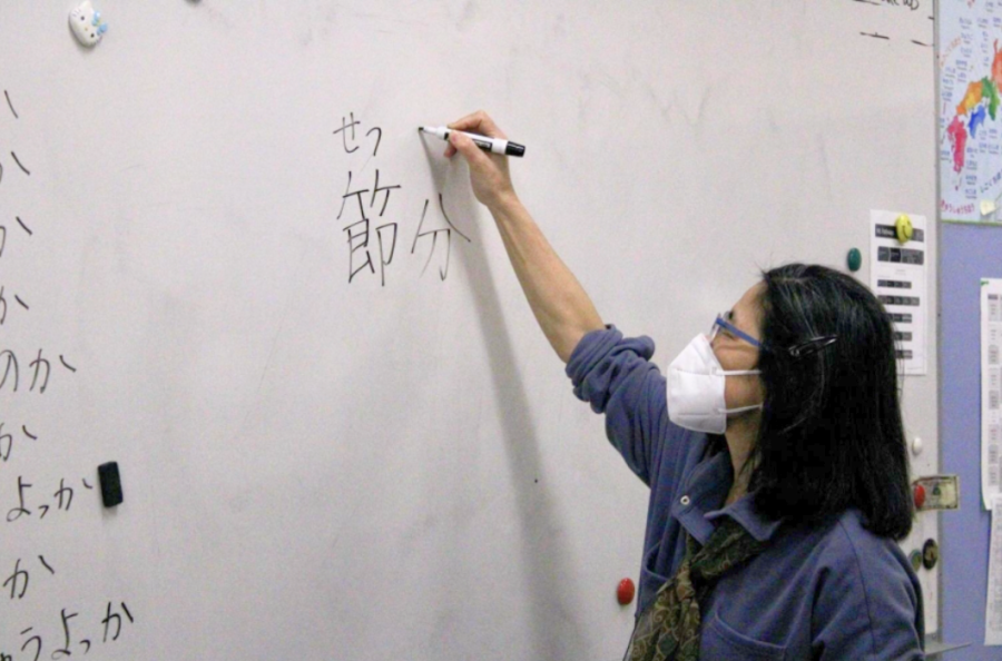 LEARNING+LANGUAGES+%E2%80%94+Palo+Alto+High+School+Japanese+teacher+Teruko+Kamikihara+teaches+Kanji+to+her+students.+While+some+world+language+staff+say+that+the+removal+of+the+level+4+language+lane+won%E2%80%99t+disrupt+student+readiness%2C+sophomore+Rohan+Bhatia+said+he+believes+that+he+may+not+be+ready+for+AP+Japanese+having+taken+Japanese+3+this+year.+%E2%80%9CIf+I+was+planning+to+continue%2C+Level+3+to+AP+seems+like+a+giant+jump%2C+and+Level+4+to+AP+seems+much+more+attainable%2C%E2%80%9D+Bhatia+said.+Photo%3A+Cate+Graney