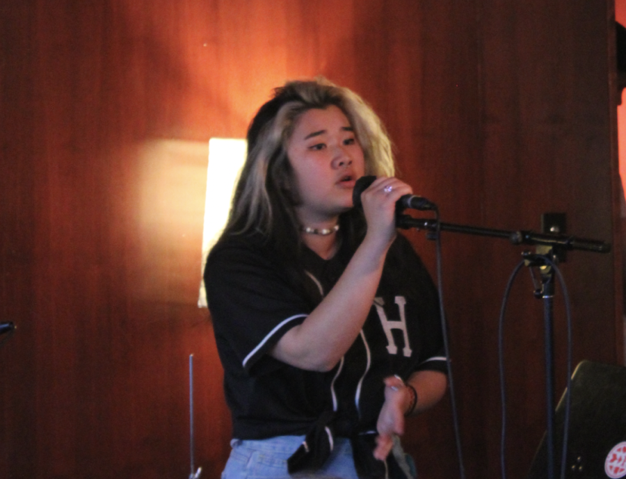 POWERFUL PERFORMANCE — Mika Buggy, an 18-year-old Mountain View resident and regular performer at the Red Rock Coffee open mic, sings Adele’s “Easy On Me.” “I hope people keep coming back here [to Red Rock],” Buggy said. “It’s just a great place to start doing music.” Photo: Miya Whiteley