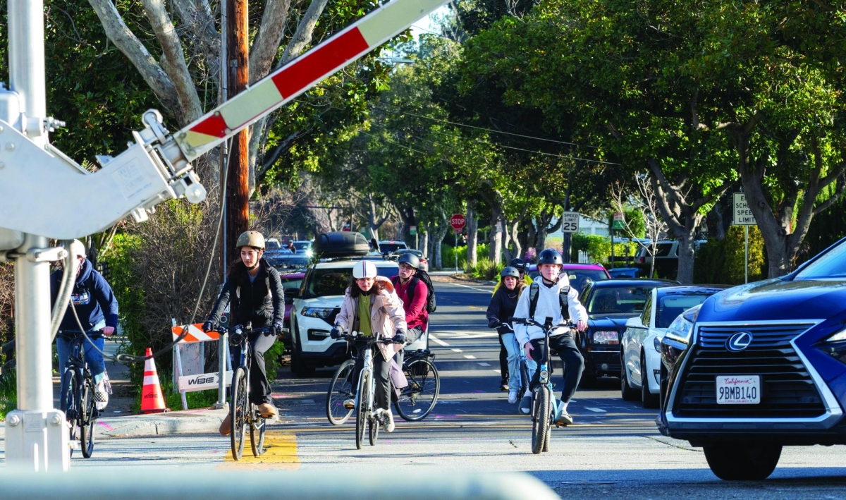 CROWDED+CROSSWALK+%E2%80%94+Palo+Alto+High+School+students+cross+Alma+Street+at+Churchill+Ave.+on+their+way+to+school.+The+City+of+Palo+Alto+has+started+renovations+on+this+intersection+to+help+improve+safety+and+traffic+flow.+Sophomore+Peter+Castro+said+he+has+found+some+of+the+renovations+to+be+intruding.+%E2%80%9CWhen+I+walk+to+school+or+walk+home+some+of+the+sections+are+blocked+off+by+the+construction%2C%E2%80%9D+Castro+said.