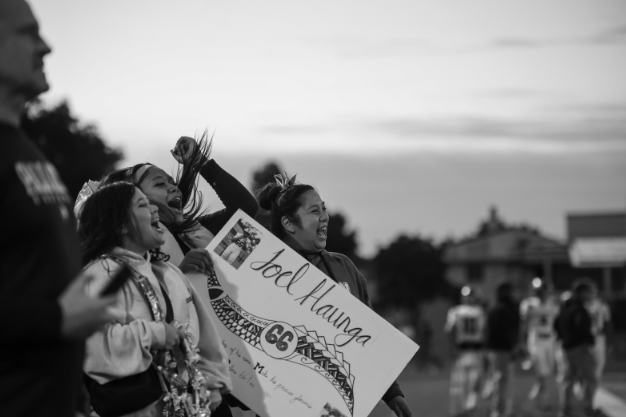 CHEER ON — Friends and mentors cheer on Paly football seniors. On Oct. 24, Paly football, band, cheer and dance celebrated senior night at the Earl Hansen Viking
Stadium.