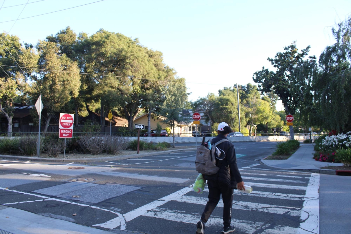 EMBARCADERO AND KINGSLEY — The Embarcadero Road Improvement Project would prevent vehicles from merging onto Embarcadero Road, a common route used by Paly students to get to school, from the Kingsley Avenue slip road. “No one bikes on Embarcadero,” Paly sophomore Ian Harvie said.  “There’s no good infrastructure there.”